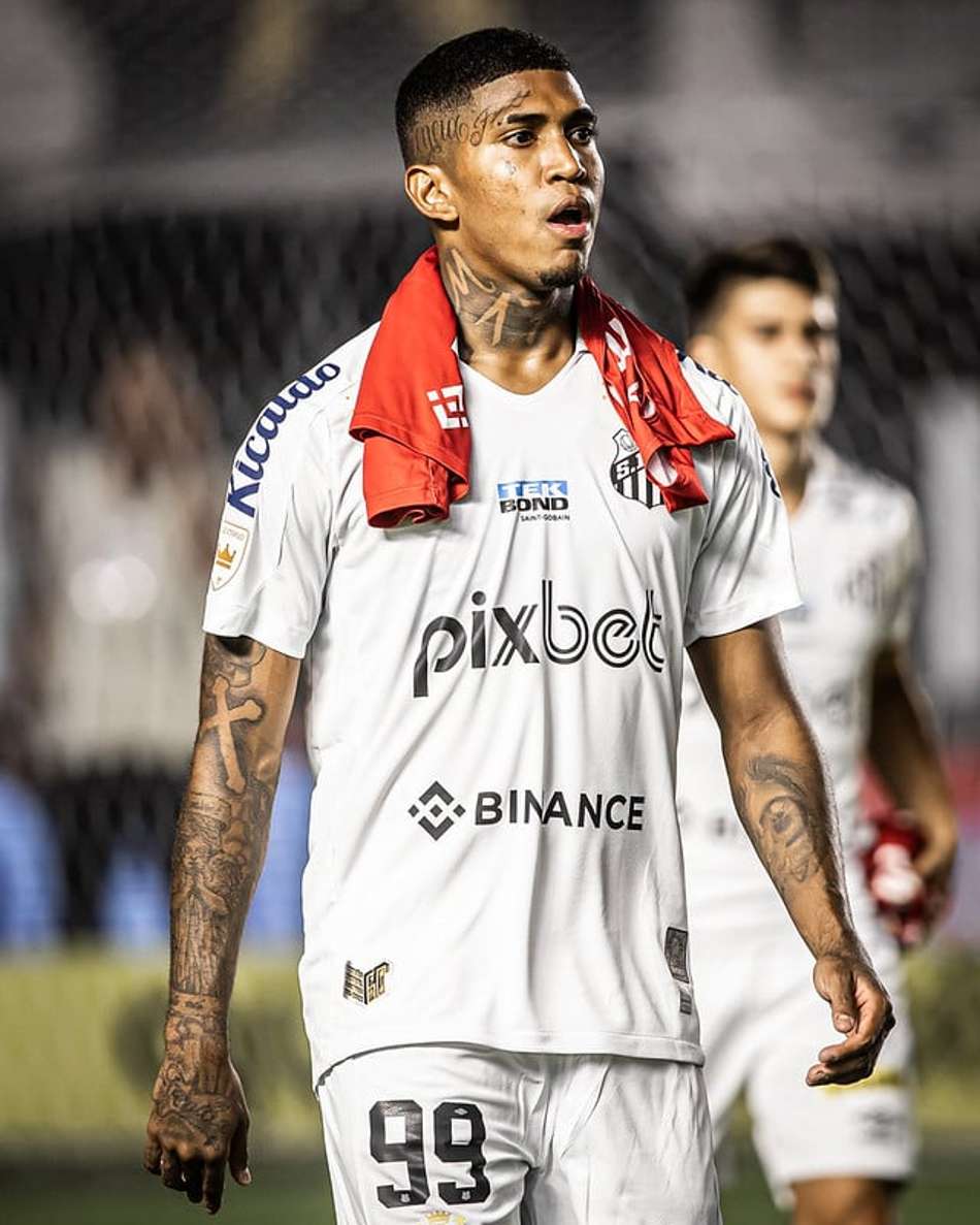 Fora dos planos do Santos, atacante Raniel rescinde contrato com o clube