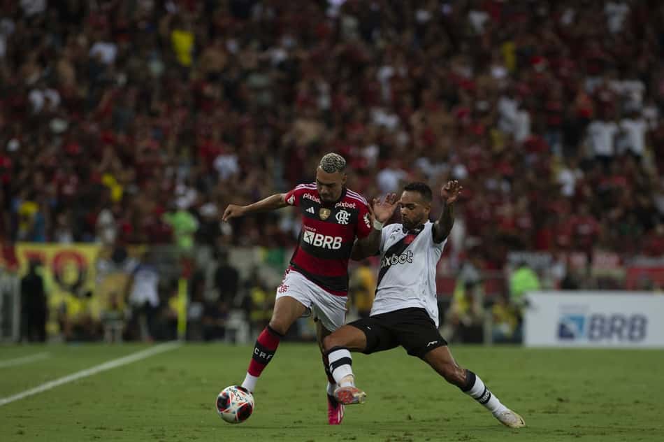 Matheuzinho deixa o campo com dores e será reavaliado pelo Flamengo