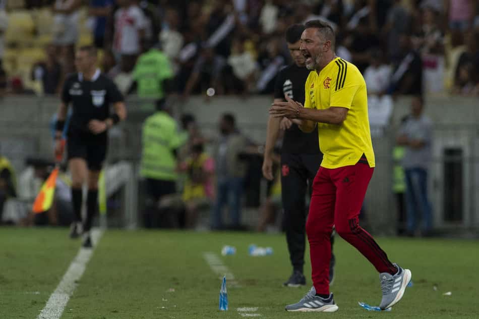 Vítor Pereira elogia desempenho do Flamengo e abre jogo sobre problema na lateral direita