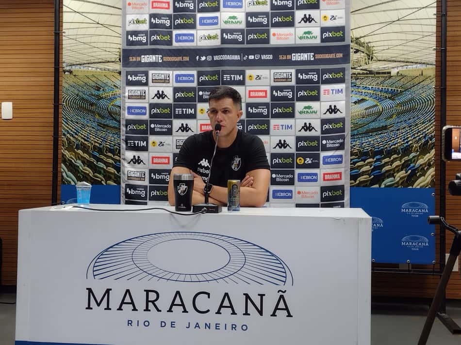 Barbieri avalia mudanças no time do Vasco e pontua falha de Capasso como determinante no resultado do clássico