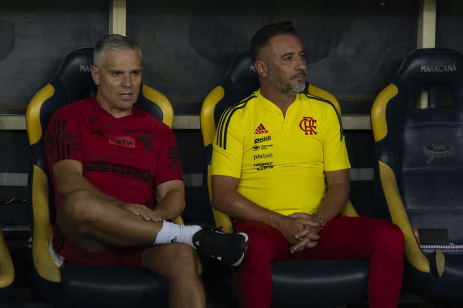 Ex-apresentador da Globo não perdoa Vítor Pereira: 'Aqui se faz, aqui se paga'