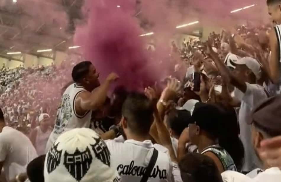 Torcedores do Atlético Mineiro promovem chá revelação nas arquibancadas do Mineirão