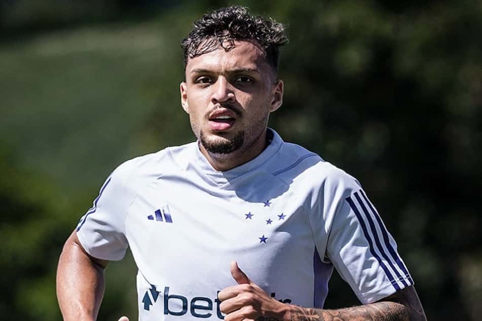 Meia Daniel Jr. volta a treinar em campo e pode ser novidade do Cruzeiro contra o América-MG