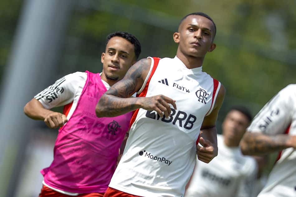 Flamengo: zagueiro e lateral-direito voltam a treinar com o grupo na preparação para semifinal do Carioca