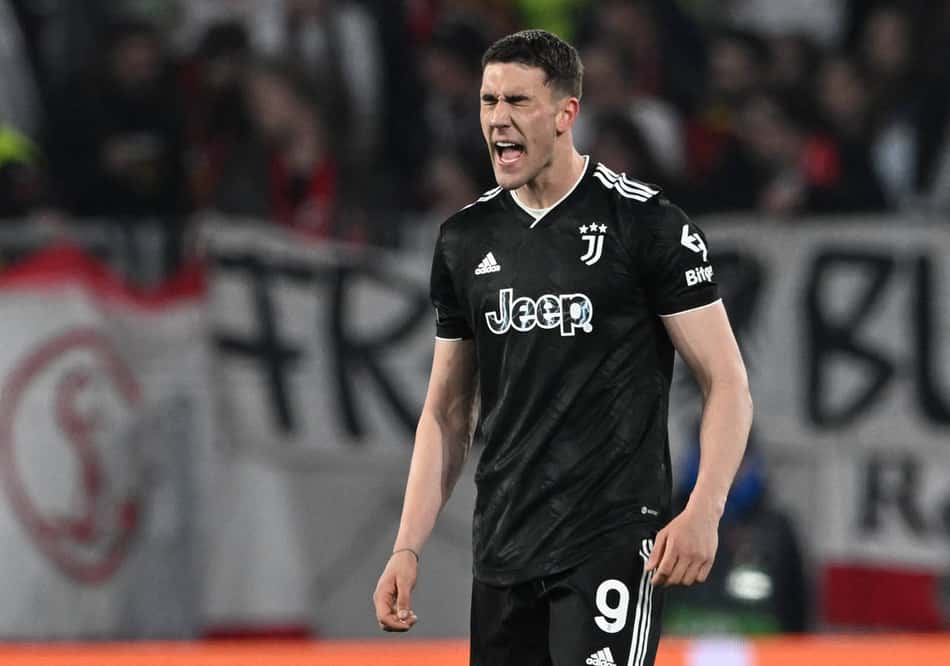 Com gols de Vlahovic e Chiesa, Juventus vence Freiburg e avança na Liga Europa