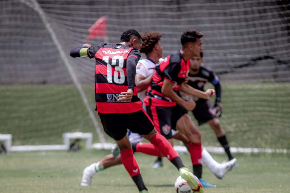 Promessa da base do Vitória projeta estreia no Baianão sub-20