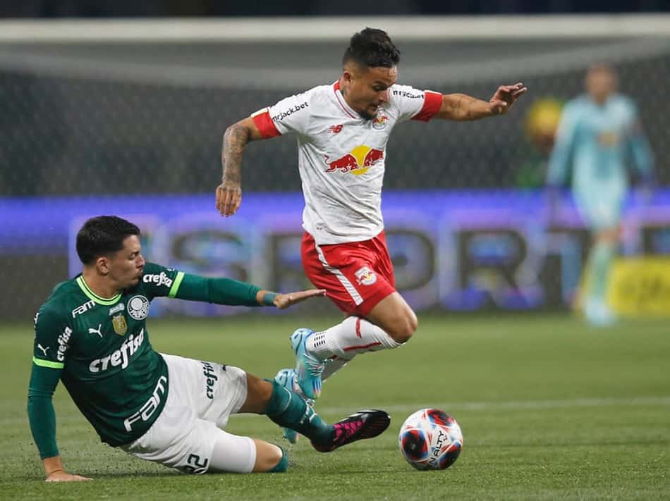 Artur, do Bragantino, nega ter recebido proposta do Palmeiras, mas afirma: 'Última decisão é minha'