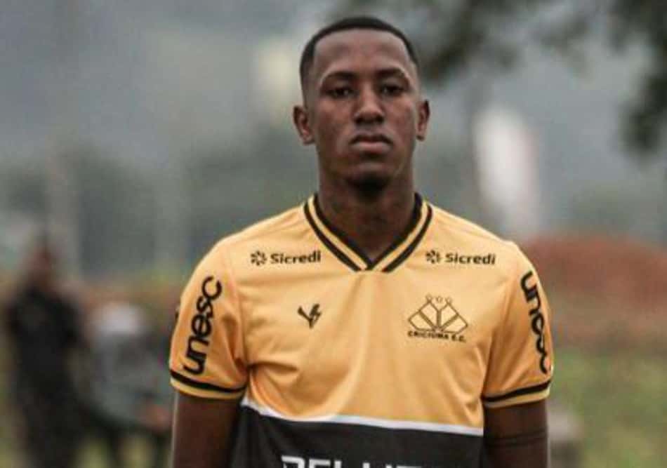 No Criciúma, Jackson assina primeiro contrato profissional