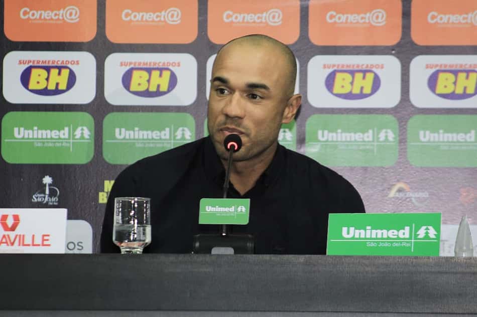 Técnico do Athletic minimiza declarações polêmicas e prega respeito ao Atlético-MG
