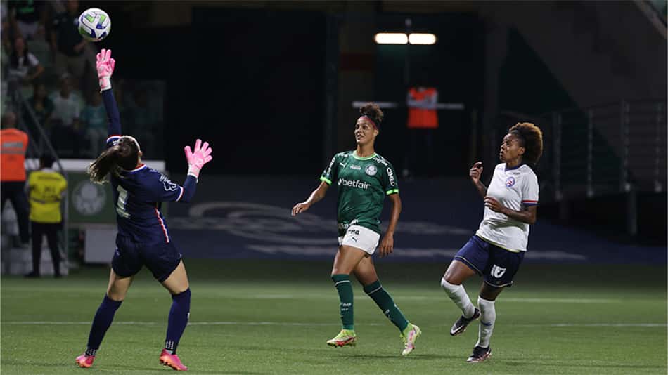 Com direito a golaço, Palmeiras vence o Bahia e assume a liderança do Brasileirão Feminino