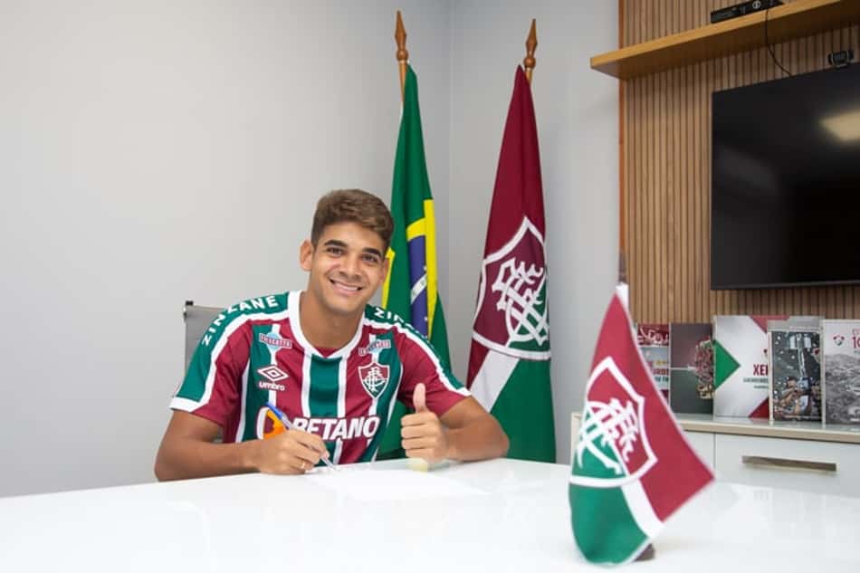 Fluminense acerta renovação com atacante da base