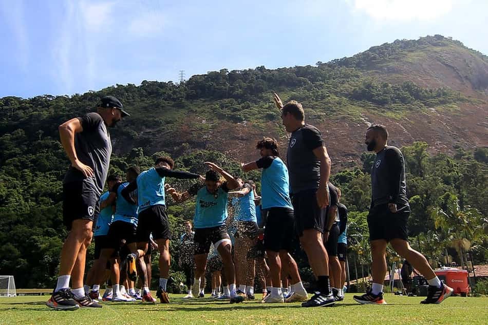 Com clima descontraído e 'corredor polonês', Botafogo treina no Espaço Lonier