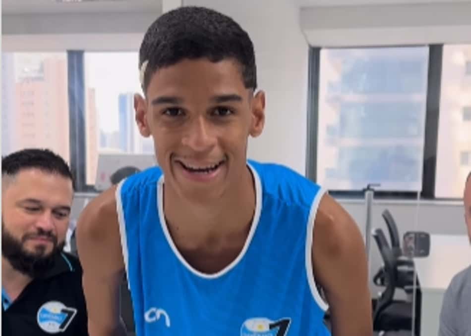 Luva de Pedreiro assina contrato para ser jogador ao lado de Romário e outros astros