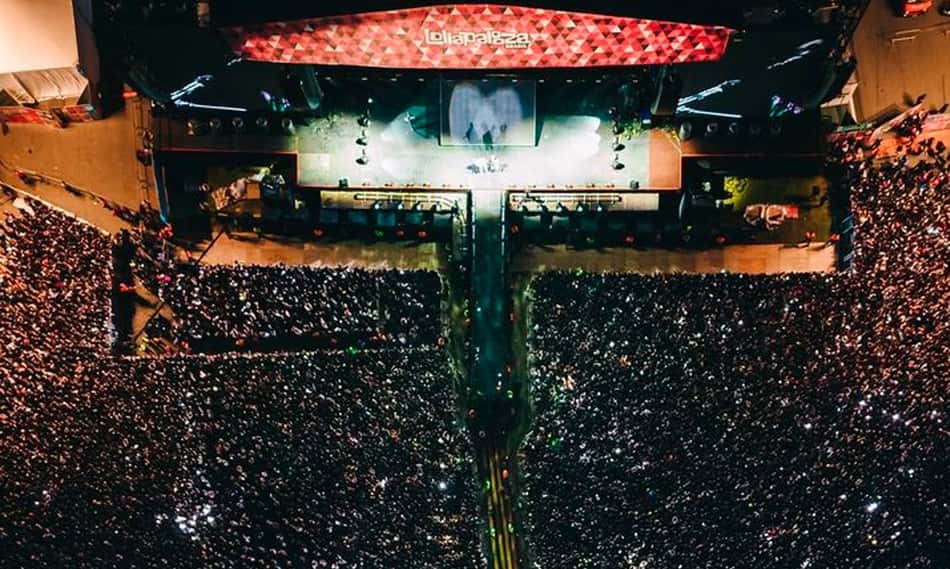 Cantor de rock se apresenta com camisa de ex-lateral da Seleção Brasileira no Lollapalooza