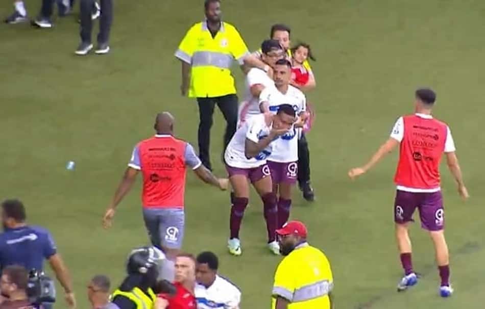 Jogadores de Internacional e Caxias brigam, e confusão envolve até torcedor com criança de colo