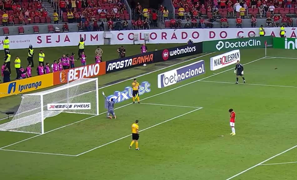 Após classificação, goleiro do Caxias desbafa e cita 'instinto' para defender penalidade