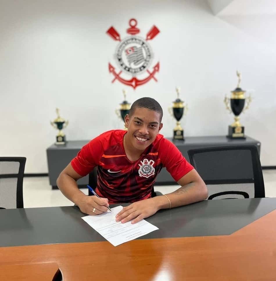 Com multa milionária, Corinthians renova contrato com goleiro da base