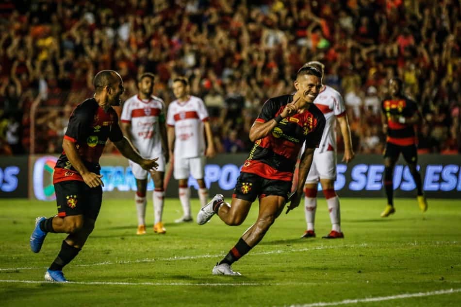 Após goleada e classificação, lateral celebra primeiro gol pelo Sport