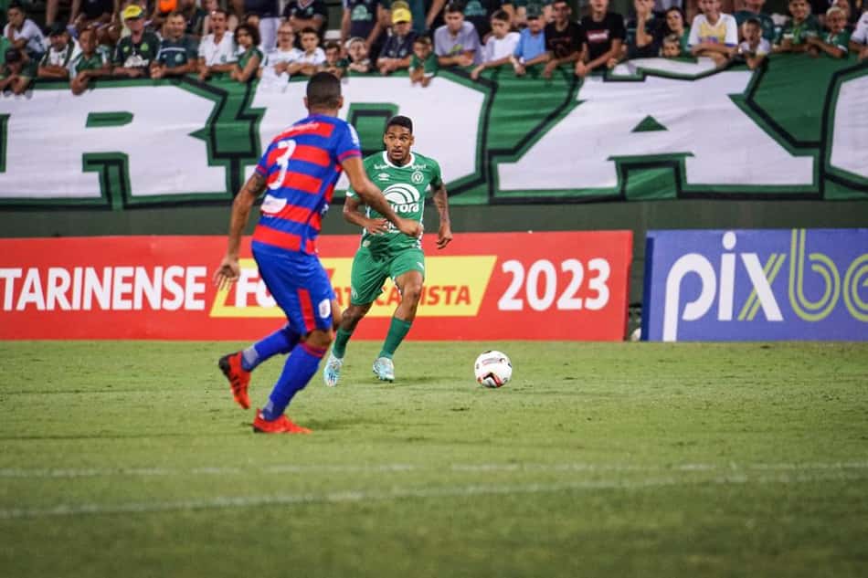 Na Chapecoense, Kevin pede 'virada de chave' para foco na Série B do Brasileirão