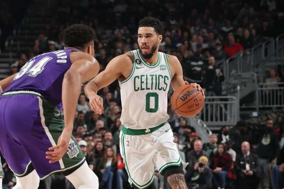 Celtics atropela Bucks com atuação inspirada de Jayson Tatum