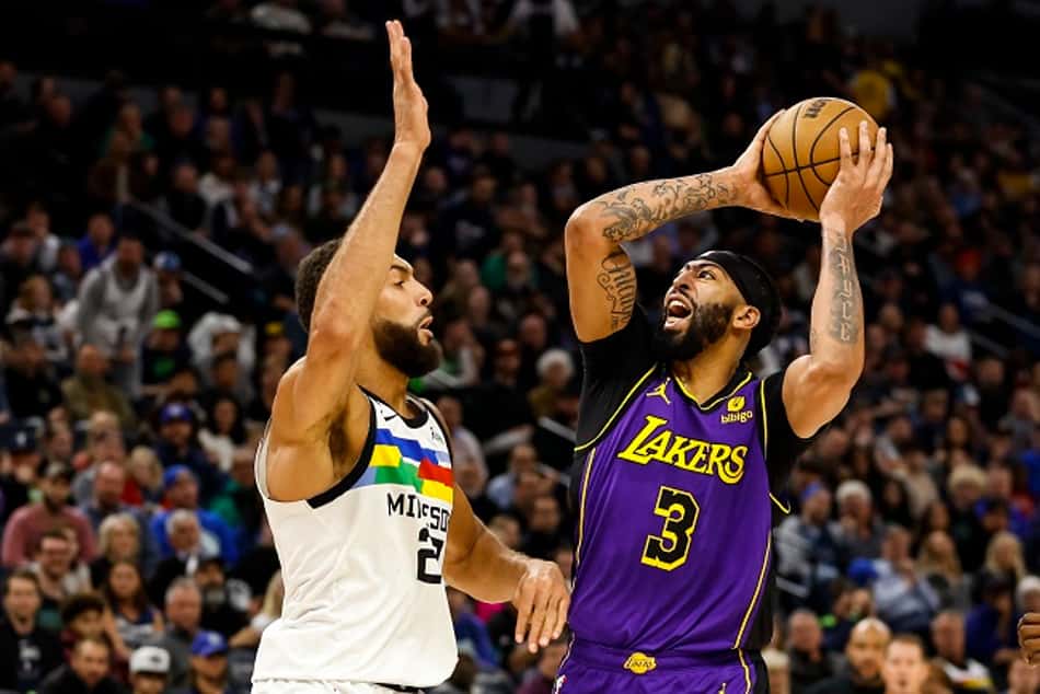 Anthony Davis "dribla lesão", brilha e lidera Lakers em vitória sobre Timberwolves