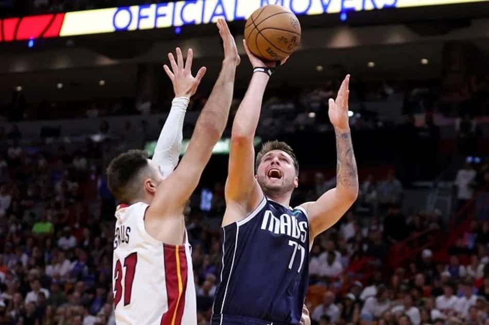 Luka Doncic marca 42 pontos, mas Mavericks perde para o Heat e "afunda" no Oeste