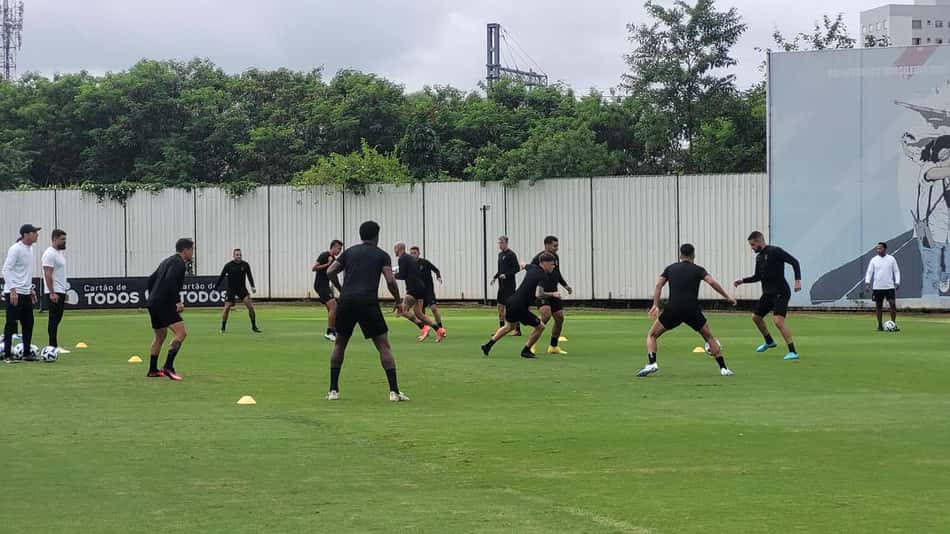 Após folga, Lázaro ajusta posicionamento defensivo do Corinthians visando a Libertadores