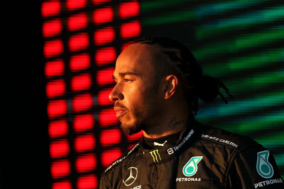 Hamilton chega em Interlagos vestindo jaqueta com rosto de Ayrton Senna; veja