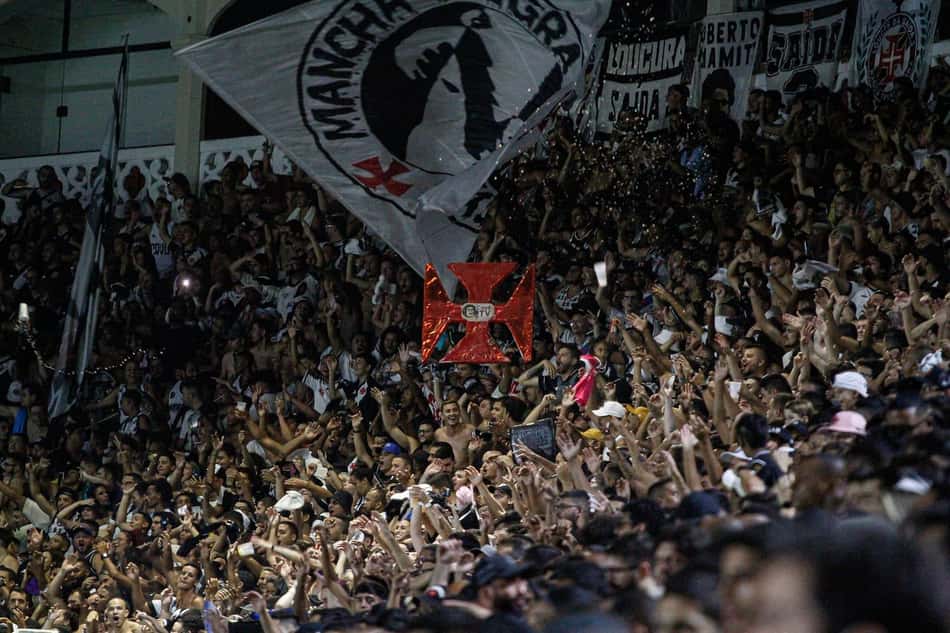Narrador questiona postura da torcida do Vasco: 'Aí, é jogar contra'