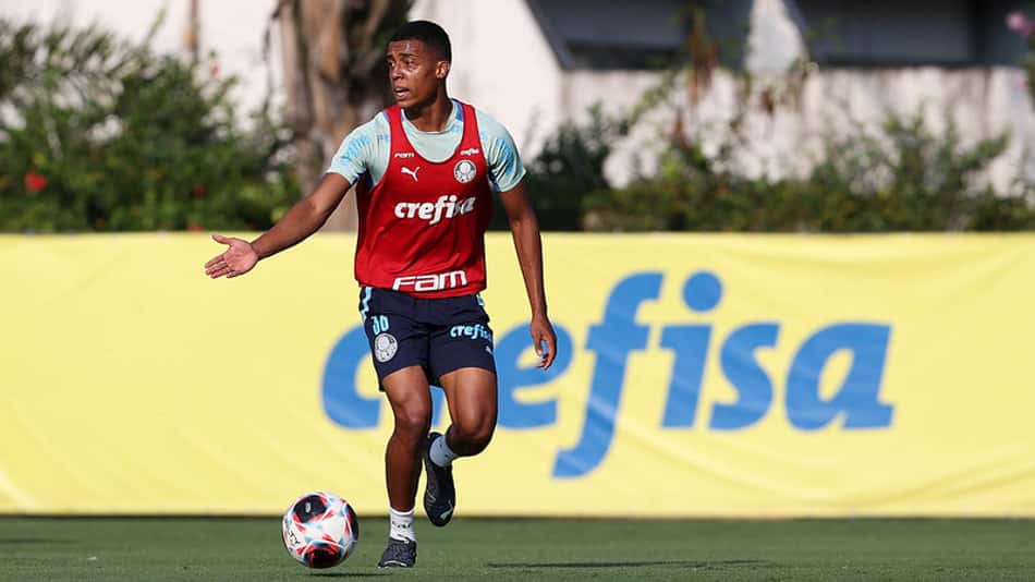 Com problema na lateral, Vanderlan deve ser mais um jovem a 'apagar o incêndio' do Palmeiras