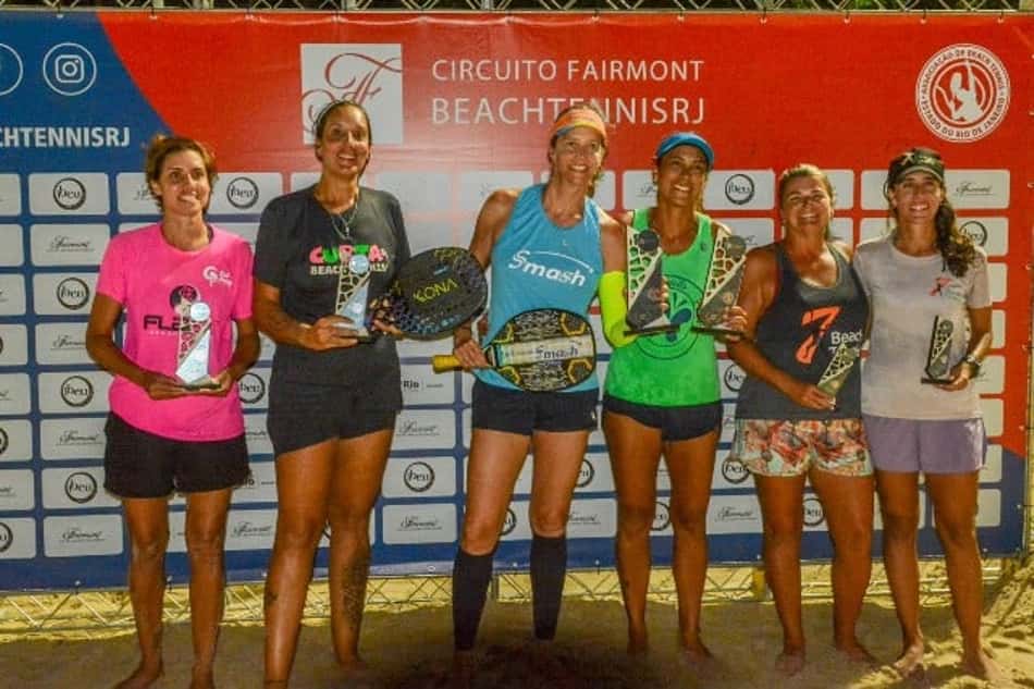 Ao centro as campeãs do Feminino Open, de azul Mirele Geiger e de verde Anna Courbassier