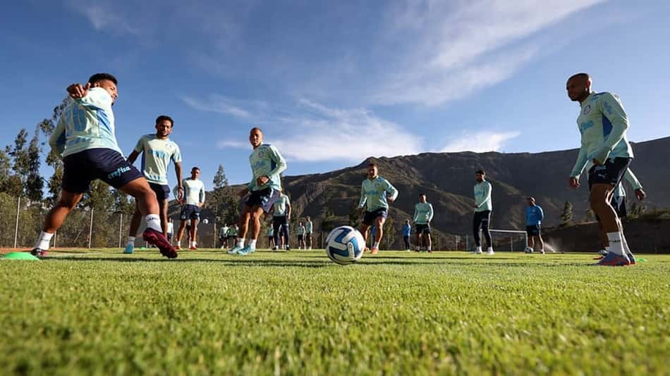 Ônibus bate na chegada, mas Palmeiras treina sem problemas na Bolívia; veja provável escalação