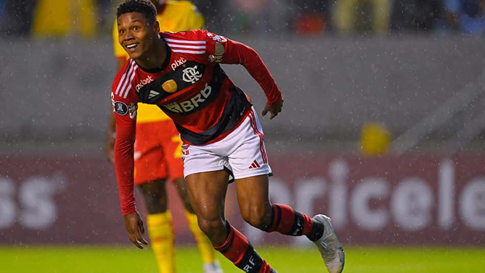 Matheus França celebra gol pelo Flamengo e admite partida ruim do time