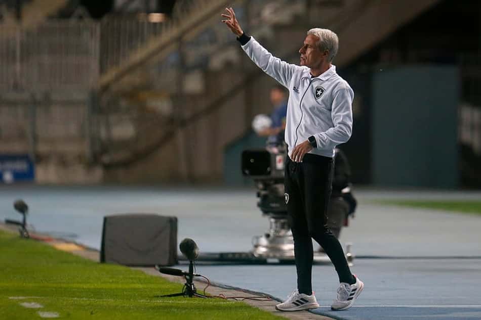 Luís Castro não encontra escalação ideal e sofre para dar padrão de jogo ao Botafogo