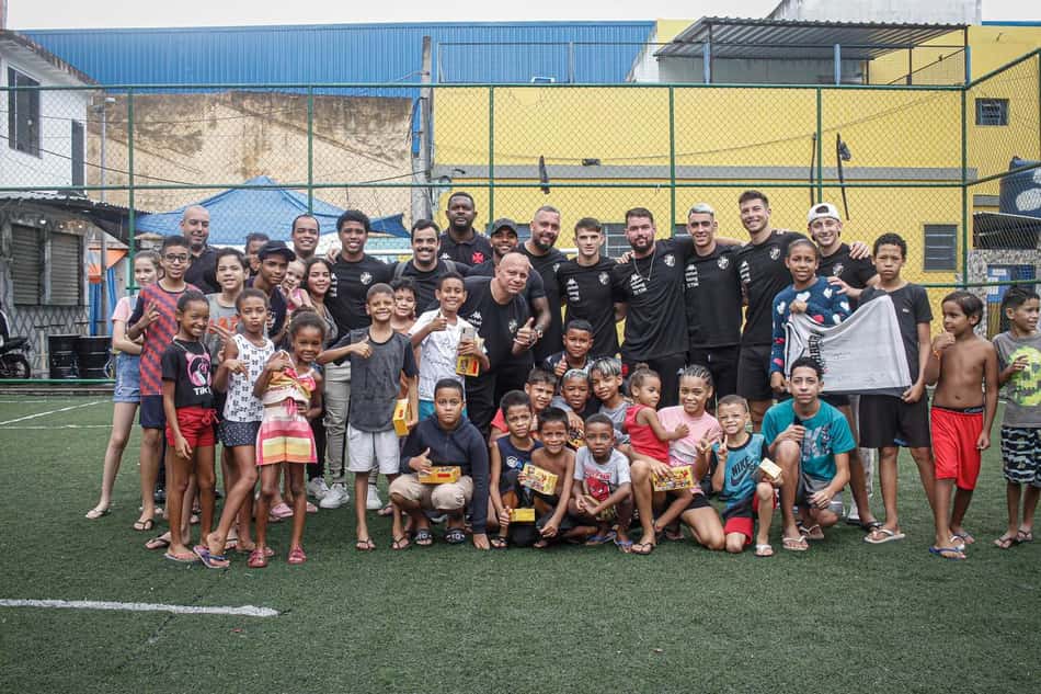 Vasco realiza nova ação social, e jogadores distribuem chocolate para as crianças da Barreira do Vasco