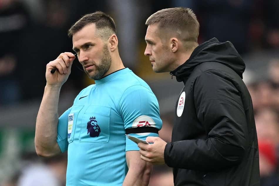Bandeirinha agride jogador do Liverpool em clássico inglês
