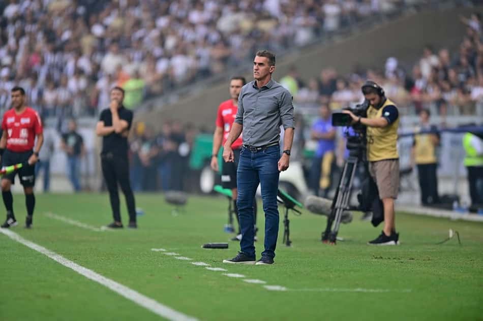 Contrariado com a arbitragem, Mancini opta por não falar depois da final América-MG x Atlético-MG