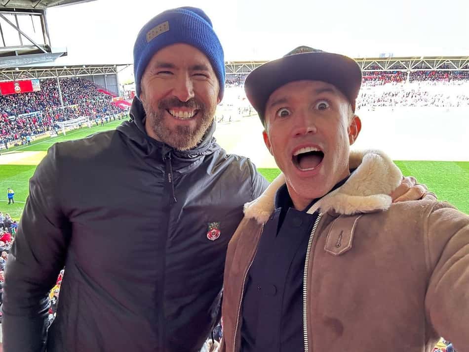 Até beijo na boca! Goleiro do Wrexham, time de Ryan Reynolds, revela reação dos donos do clube após salvar a equipe