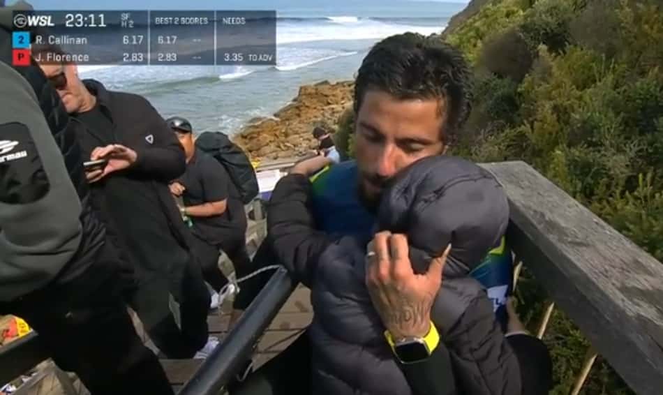 Filipe Toledo consola filho após eliminação polêmica em Bells Beach: 'Às vezes o papai perde'