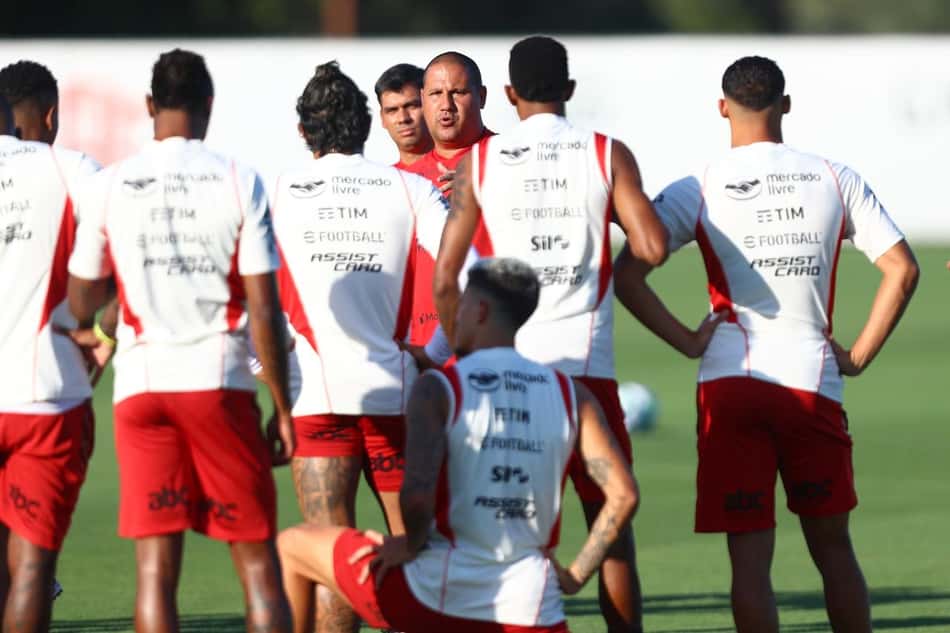 Elenco do Flamengo se reapresenta e treina sob comando de Mario Jorge