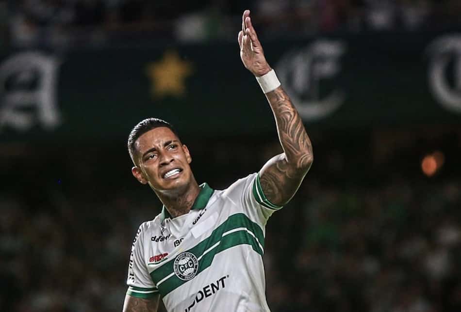 Hat-trick coloca Manga como o 2º maior artilheiro do Coritiba na Copa do Brasil