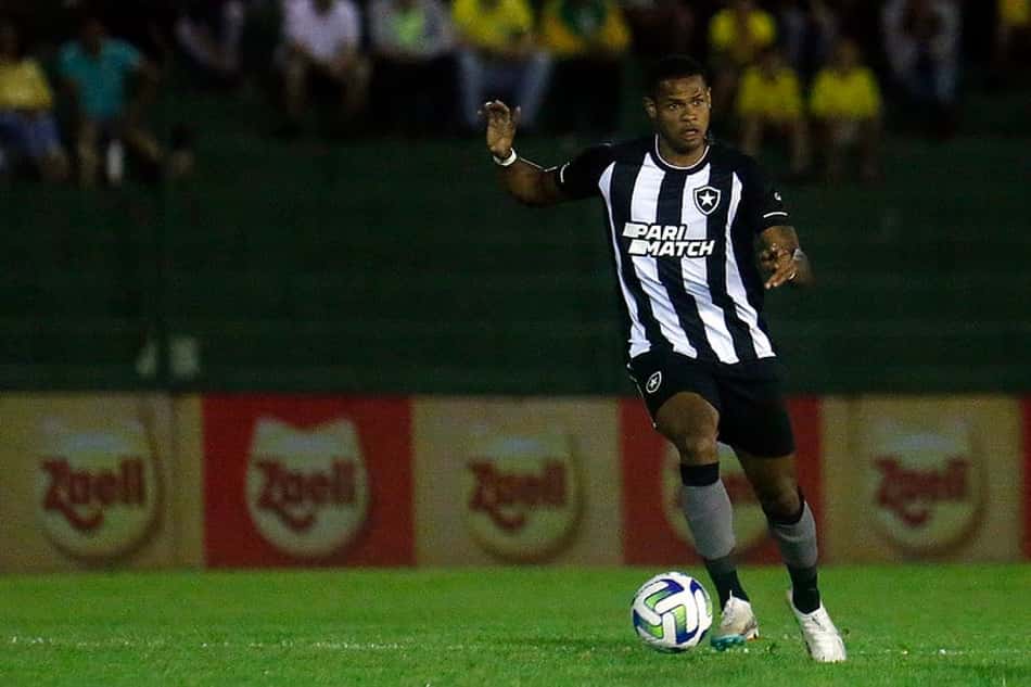 Júnior Santos analisa vitória do Botafogo e projeta evolução: 'Estamos melhorando'