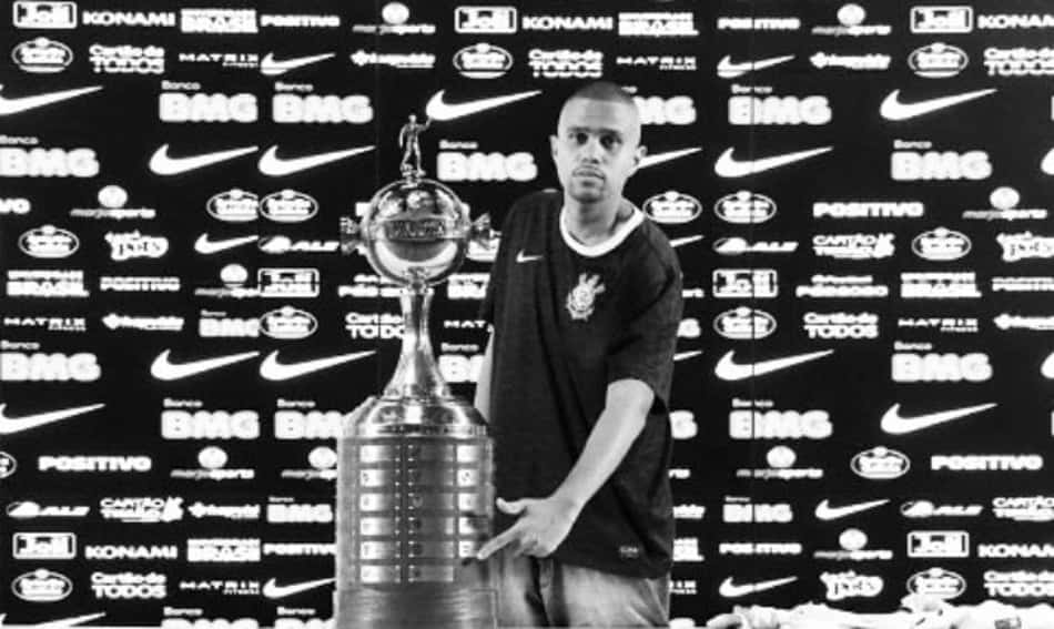 Torcedor do Corinthians atingido por rojão antes do jogo contra o Remo morre no Pará