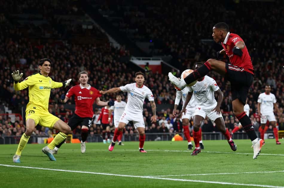Manchester United abre vantagem, mas sofre empate do Sevilla com dois gols contra, na Liga Europa