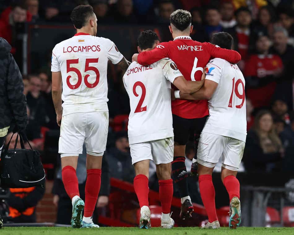 Lisandro Martínez sofre lesão e deixa o campo carregado por jogadores do Sevilla