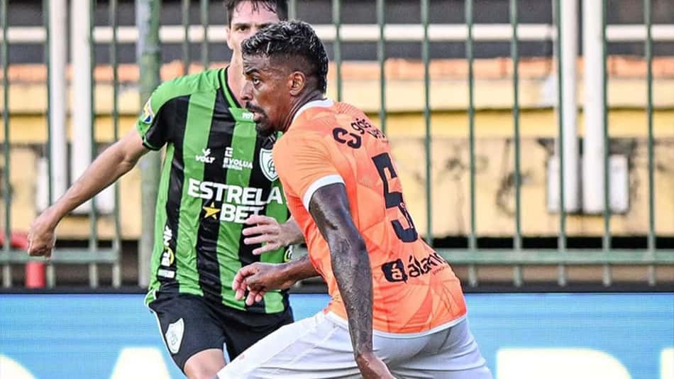 Volante Léo Índio, do Nova Iguaçu, diz viver melhor fase da carreira