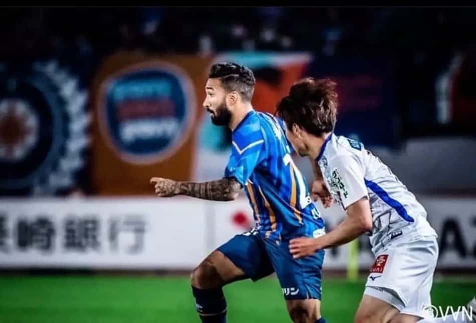 De volta ao V-Varen Nagasaki, Clayson é importante em vitória de virada que mantém a equipe na briga pelo acesso