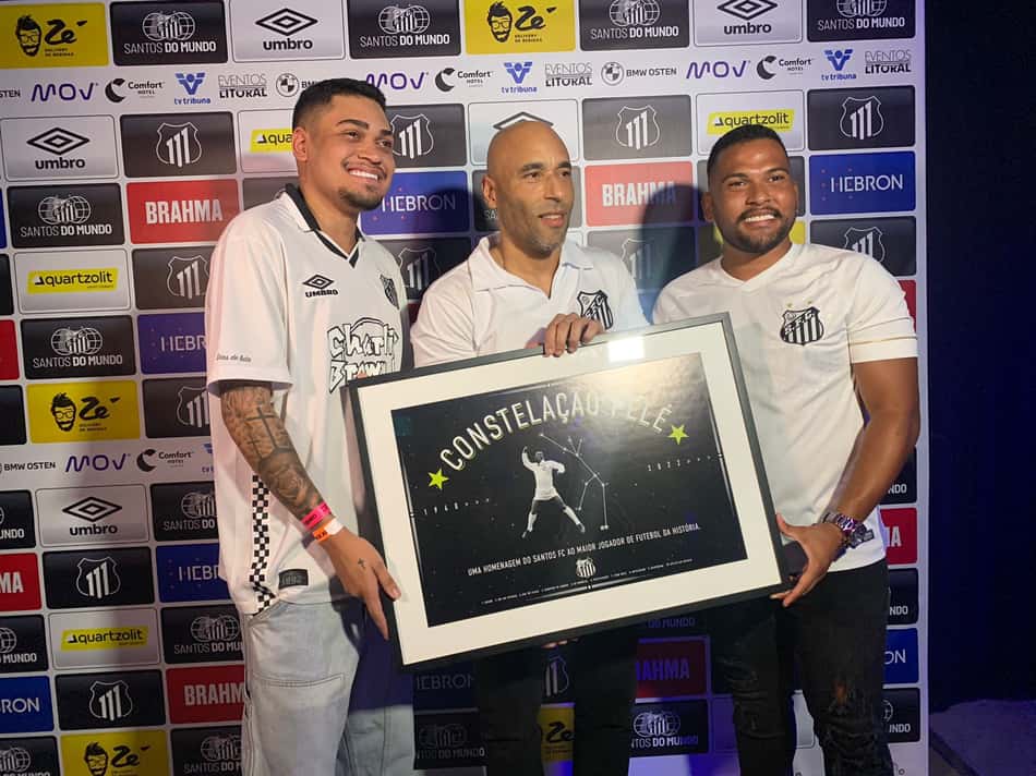 Filho de Pelé se emociona com homenagens ao pai em evento de aniversário do Santos: 'Esse carinho ajuda a suportar'