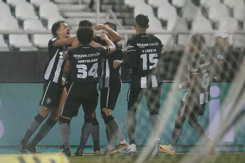 ANÁLISE: Botafogo oscila, mas é letal pelo alto e vence em uma estreia de Brasileirão após onze anos