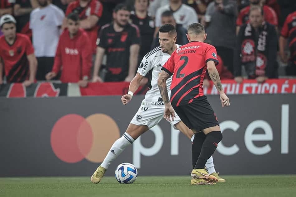 Atlético-MG questiona revisão do VAR em pênalti marcado no jogo contra o Athletico-PR, pela Libertadores